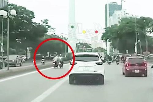 Clip: Hai xe máy va chạm trong làn BRT rồi đâm mạnh vào lề đường, 1 người bị văng ra xa