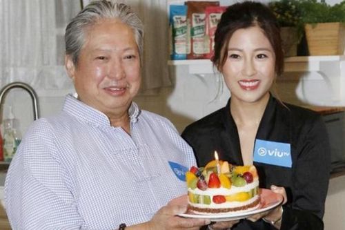 Từng là ngôi sao huyền thoại, 'ông béo làng võ' Cbiz giờ phải chống gậy khi đi lại