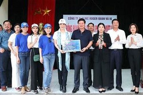 Trao 100 suất quà cho người dân bị ảnh hưởng mưa lũ ở Hạ Hòa