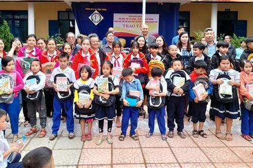 Trên 1,7 tỉ đồng hỗ trợ cho học sinh vùng lũ lụt