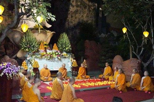 Đêm hoa đăng 'Mẹ Từ bi' tại tịnh xá Trung Tâm