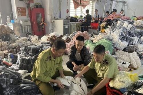 Hà Nội: Bắt quả tang 2 cơ sở gia công hàng trăm nghìn sản phẩm giả mạo nhãn hiệu