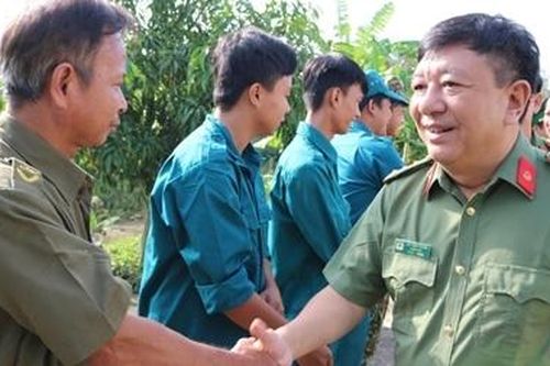 Giám đốc CA Kiên Giang thăm, tặng quà CBCS trực chốt phòng, chống dịch COVID-19