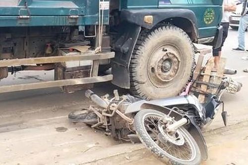 Tai nạn liên hoàn trước cổng bệnh viện, 4 xe hư hỏng nặng