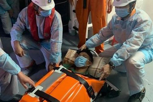 Vượt sóng lớn đưa 2 bệnh nhân nguy kịch từ đảo vào đất liền điều trị