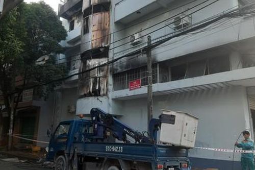 Cảnh sát phá cửa, cứu 6 người trong căn nhà bốc cháy lúc rạng sáng ở Sài Gòn