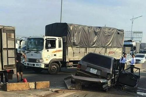 Ô tô nát bét sau khi 'cày' dải phân cách trên cầu vượt