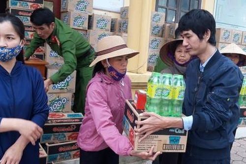 Báo Công an TPHCM trao 200 phần quà cho người dân vùng lũ Cẩm Thạch