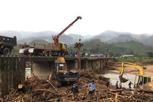 Gỗ thượng nguồn trôi xuống dày đặc dưới chân cầu Nước Bua