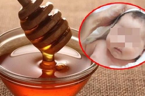 Bé 10 ngày tuổi tử vong vì dùng mật ong, điều chuyên gia cảnh báo đã lâu nhưng nhiều người vẫn mắc