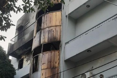 Căn nhà 4 tầng ở Sài Gòn cháy dữ dội, 6 người trong đó có trẻ em bị mắc kẹt
