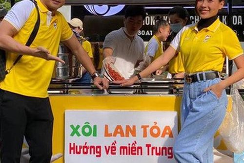 Vợ chồng nữ diễn viên 'Cát đỏ' bán xôi sáng, livestream đấu giá gây quỹ ủng hộ miền Trung