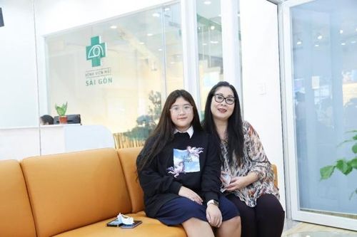 Nghệ sĩ Hồng Vân: Tôi quan tâm chăm sóc mắt vì mẹ tôi từng bị đục thủy tinh thể