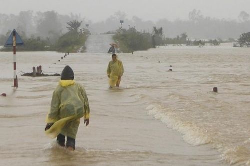 Quảng Ngãi: Hai người bị nước cuốn do cố chạy xe qua đoạn đường ngập sâu