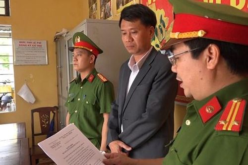 Bắt nguyên Trưởng phòng Tài nguyên và môi trường TP Huế