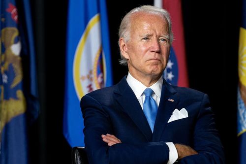 Vì sao ông Joe Biden luôn dùng khăn bỏ túi sáng màu?