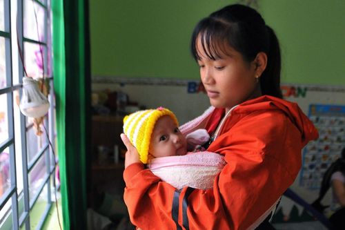 Ôm con 3 tháng tuổi bỏ chạy khỏi lũ quét
