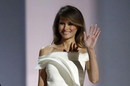 Bà Melania Trump diện nhiều váy, giày cao gót đắt đỏ
