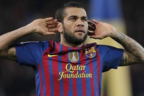 Dani Alves chỉ trích Barca