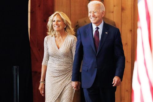 Vợ chồng ông Joe Biden diện đồ ăn ý khi ở bên nhau
