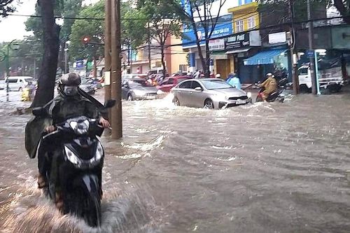Mưa từ đêm tới sáng, Vũng Tàu ngập nặng