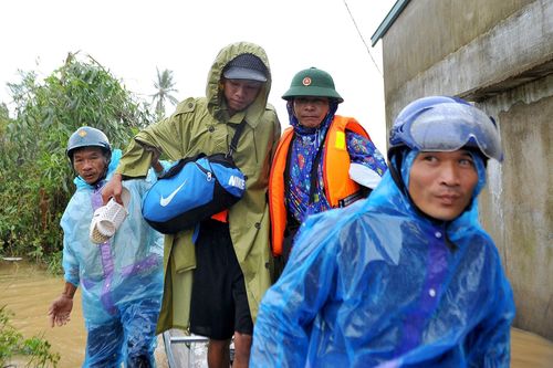 'Hết bão đến lũ, chúng tôi kiệt sức rồi'