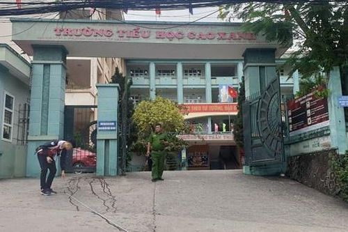 Phụ huynh đánh nhau trước cổng trường do va quệt xe máy