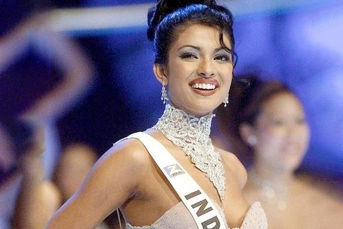 Priyanka Chopra kể sự cố với chiếc váy không dây