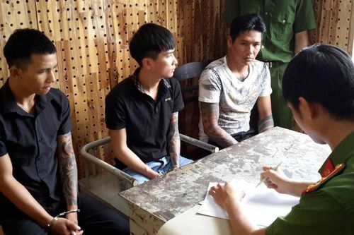 Tạm giữ nhóm chém người ở quán nhậu