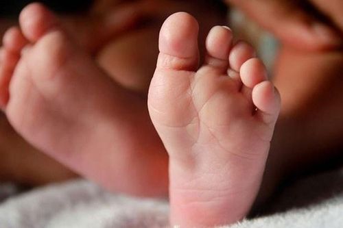 Bé gái 6 tháng tuổi tử vong do bị kẹt giữa nệm và tường