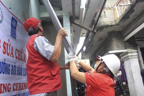 Hỗ trợ khẩn cấp cho người dân bị ảnh hưởng bởi bão lụt ở miền Trung Việt Nam