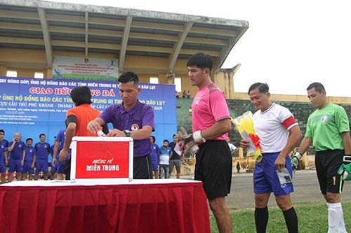 Người quan sát: Trả nợ cho đời