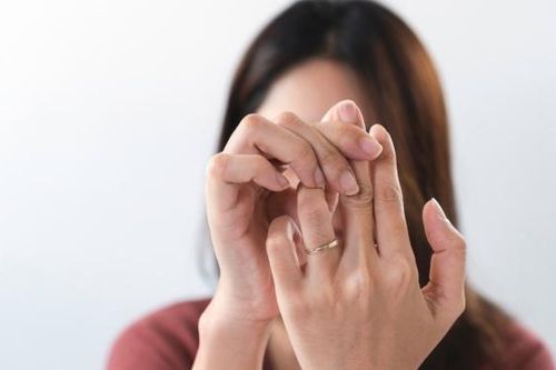 Nhiều vấn đề xương khớp bất thường ẩn sau cảm giác tê đầu ngón tay