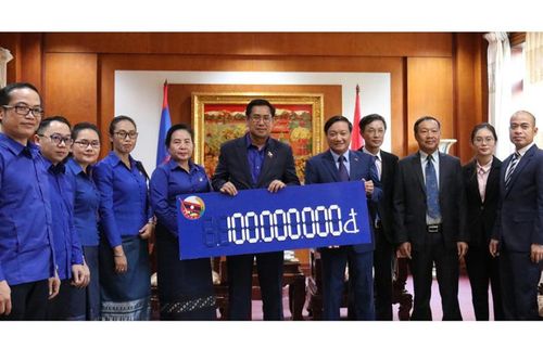 Đại sứ quán Việt Nam tại Lào tiếp nhận ủng hộ miền trung