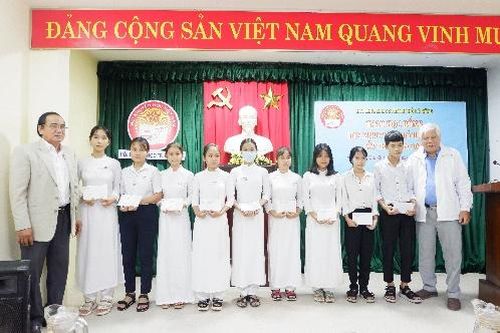Trao học bổng vượt khó cho 12 học sinh