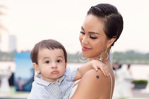 Siêu mẫu Phương Mai gặp sự cố khó lường khi lần đầu đưa con trai đi làm cùng mẹ