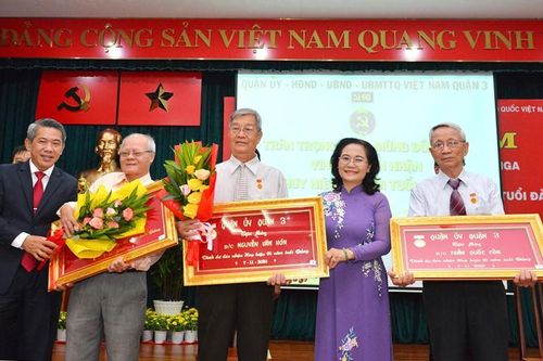 Trao tặng Huy hiệu Đảng cho đảng viên cao tuổi Đảng