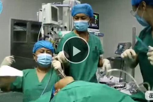 Lấy ra vật ký sinh trong cổ họng cậu bé