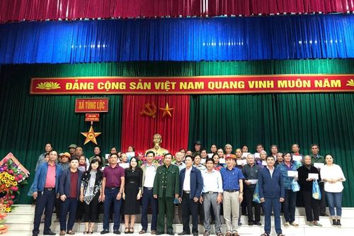 Công đoàn Liên hiệp Hội Việt Nam trao 100 suất quà cho người dân vùng lũ Hà Tĩnh