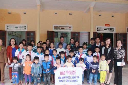 Báo GD&TĐ trao quà cho học sinh và giáo viên vùng rốn lũ Cẩm Xuyên