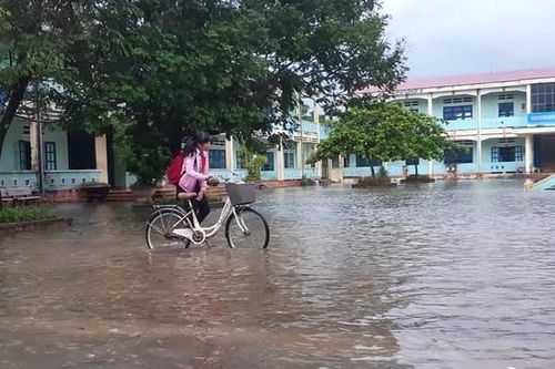 Bình Định: Học sinh một số huyện phía Bắc nghỉ học do ngập lụt