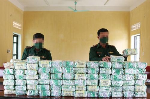 Truy bắt nhóm đối tượng vận chuyển 100kg chất rắn nghi là ma túy dạng đá