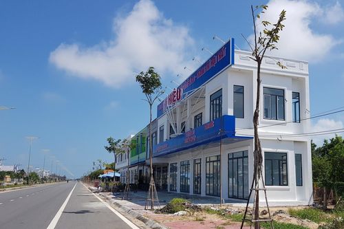 Phú Yên: Dân xây nhà trên hành lang đường bộ vào buổi tối nên chính quyền phường 'bó tay'?