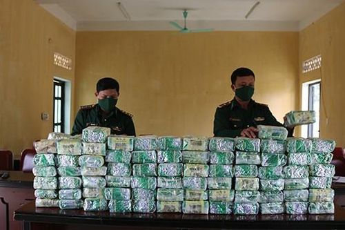 Truy bắt các đối tượng tháo chạy qua bên kia biên giới vứt lại 1 tạ ma túy
