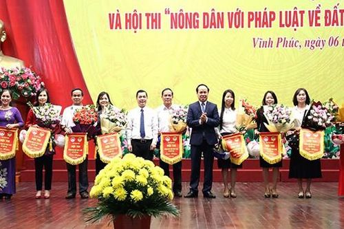 Vĩnh Phúc mít tinh hưởng ứng Ngày Pháp luật Việt Nam
