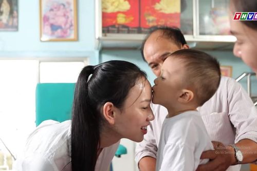 'Người đẹp nhân ái': Thí sinh HHVN 2020 mang 'liều thuốc yêu thương' đến trẻ bại não