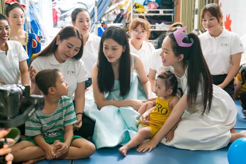 Những hình ảnh ấm áp của các thí sinh HHVN bên trẻ bại não