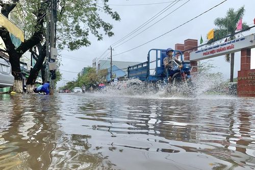 Mưa lớn, nhiều tuyến đường Quảng Ngãi ngập sâu trong nước