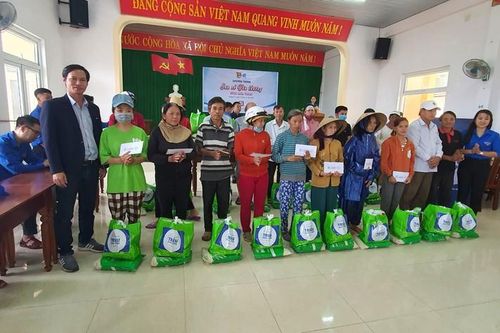 Chương trình 'Triệu bữa cơm' tiếp tục đến với người dân vùng bão lũ Miền Trung