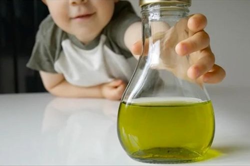 Bé 3 tuổi nguy kịch vì uống nhầm hóa chất